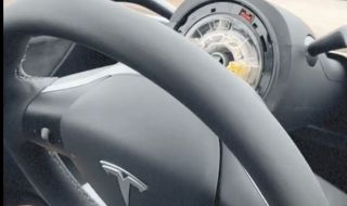 Воланът на чисто нова Tesla се откачи по време на шофиране (ВИДЕО)