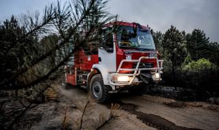 Пламна 60-годишна борова гора, застраши две села