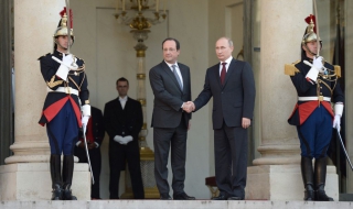 Оланд стисна ръката на Путин, Камерън - не