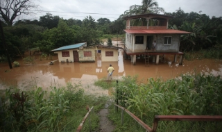 Панама под вода заради урагана „Ото“