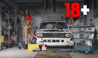 Мечтата на механика: голи момичета в автосервиз (Снимки 18+)