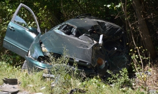 Мъж загина в катастрофа между ТИР и две коли (Снимки)