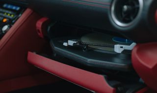 Lexus вгради грамофон в жабката на IS