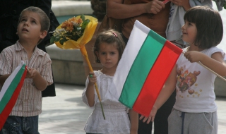 Варна посрещна Деня на независимостта с издигане на националния флаг