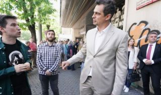 След днешния протест: Няма да се отнема част от сградата на Младежкия театър за нуждите на КЕВР 