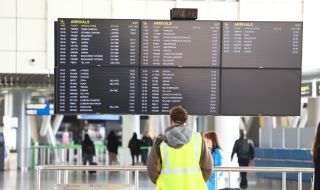 Над 100 българи са блокирани на летището в Бари