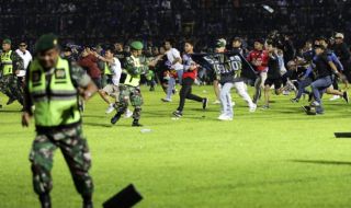 Ад след футболен мач в Индонезия! Стотици загинаха при безредици!