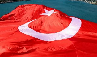 Гигантски флагове бяха окачени на един от мостовете в Истанбул по повод шестата годишнина от неуспешния пуч