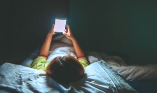 Учени: Рискувате да напълнеете, ако използвате телефона си през нощта
