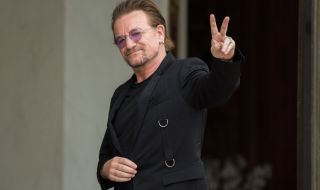Боно се срамува от U2
