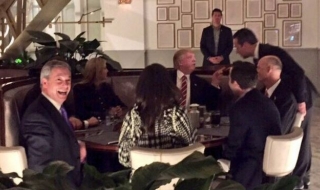 Фараж на вечеря с Тръмп в хотела му