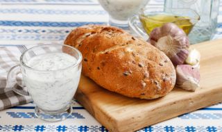 Рецепта на деня: Домашен хляб с чесън и ароматни подправки