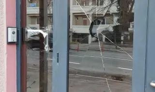 Вандалска атака над българското посолство в Скопие. МВнР с остра реакция