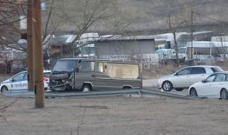 Катафалка катастрофира в Благоевград, на водача ѝ му прилошало