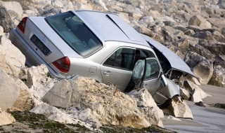 Кола "кацна" на скали до морето (Снимки)
