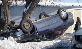 Кола се обърна по таван (Снимки)