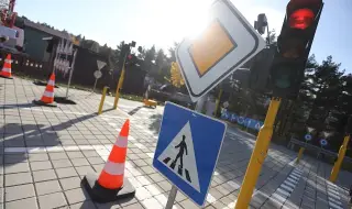 Кола отнесе светофар в центъра в Габрово 