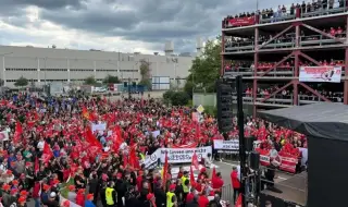 В Германия хиляди хора протестират срещу продажбата на шоурумите на Mercedes-Benz