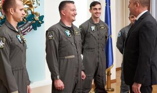 Първите пилоти, които ще летят с F-16, отидоха при президента Радев