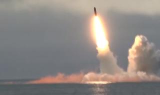 Русия показа изстрелването на ракета „Булава” от подводница (ВИДЕО)