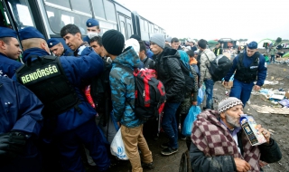 В Унгария: С бежанците се отнасят „като с животни“