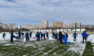 Футболисти и треньори в Черно море ринаха сняг (ВИДЕО)