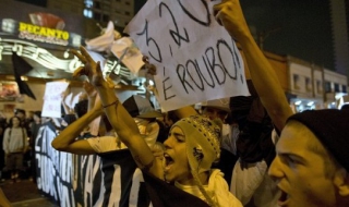 Протести срещу повишаването на цените за градския транспорт сковаха Бразилия