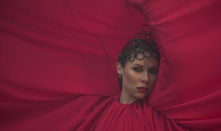 Маги Джанаварова посреща лятото с баладата „Сама“