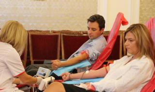 Похвално! Депутати дариха кръв в парламента