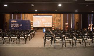 Отлагат изложението "Образование без граници"