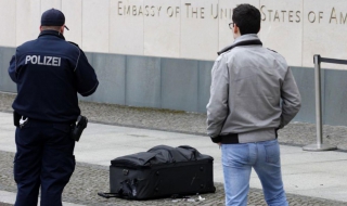 Мъж заплаши с бомба посолството на САЩ в Германия