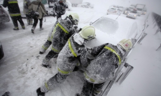 Снежен ад блокира десетки българи в Унгария