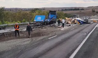 The TIR split in two on the "Maritsa" highway (PHOTOS) 