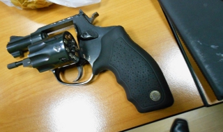 Митничари откриха наркотици и оръжие в украинец