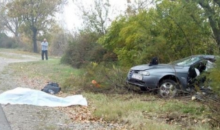 Шофьор загина след като се заби в камион за боклук (Снимки 18+)