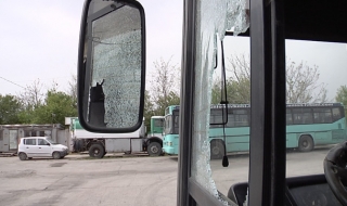 Шофьор потроши с бухалка пълен с пътници автобус