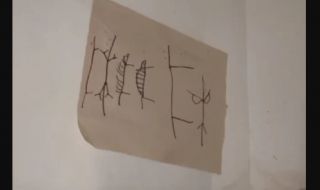 Момиче откри злокобни надписи на стена в дома си (ВИДЕО)