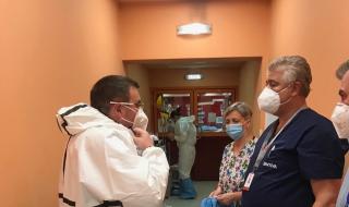 Здравният министър влезе при COVID болни