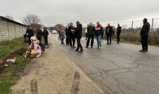 Протестиращи затвориха пътя между казанлъшките села Бузовград и Розово