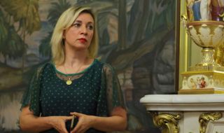 Захарова: Изпращането на касетъчни боеприпаси на Украйна е признание за слабост