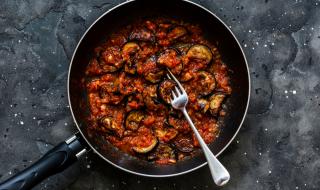 Рецепта за вечеря: Патладжани с доматен сос и чесън