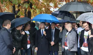 Младежкото ДПС - Ново начало протестира пред Антикорупционната комисия, била бухалка на ПП-ДБ