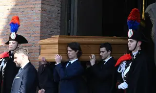 Приятели, близки и служители изпратиха италианския моден дизайнер Валентино Гаравани