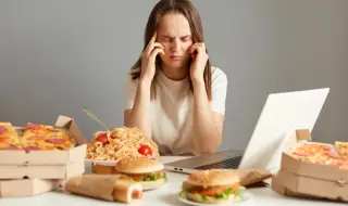 Учени разбраха защо посягаме към вредна храна и преяждаме, когато сме сити
