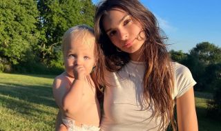 Емили Ратайковски излезе без сутиен за разходка с детето си в парка (СНИМКИ)