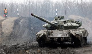 Руски танкове напредват към Киев, украинците взривиха мост, за да ги спрат