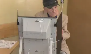 104-годишен варненец гласува с машина