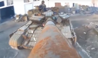 Украински танк се превърна в селфи-стик (ВИДЕО)