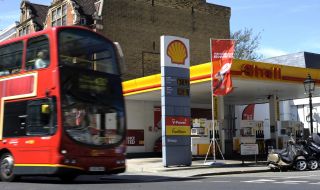Повече от 2000 бензиностанции във Великобритания са затворени