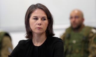 Въздушна тревога! На Аналена Бербок ѝ се наложи да се скрие в бомбоубежище 